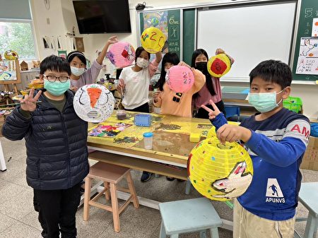 河堤国小五、六年级学生利用艺文课堂，拿起画笔彩绘灯笼。