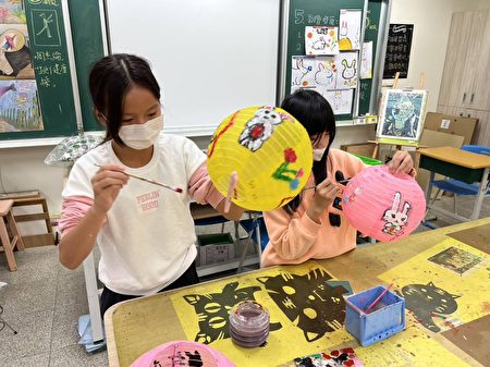 河堤国小五、六年级学生利用艺文课堂，拿起画笔彩绘灯笼。
