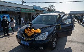 组图：北京疫情肆虐 殡仪馆外排灵车