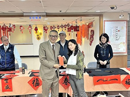 Director Zhang Jianchuan of the North District Office presented the Sun Foundation with condolences