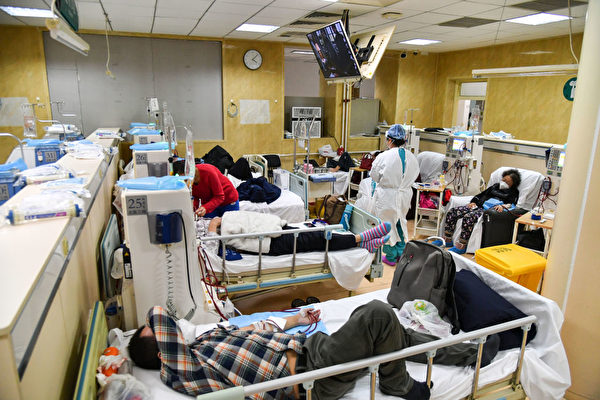 2023年1月3日，北醫三院內染疫市民在打針。（VCG/VCG via Getty Images △）