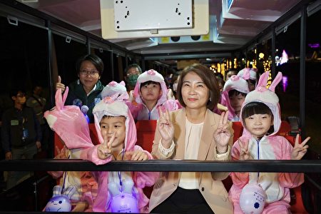 屏東縣長周春米與學童們一起搭遊園小火車開箱縣民公園燈飾。