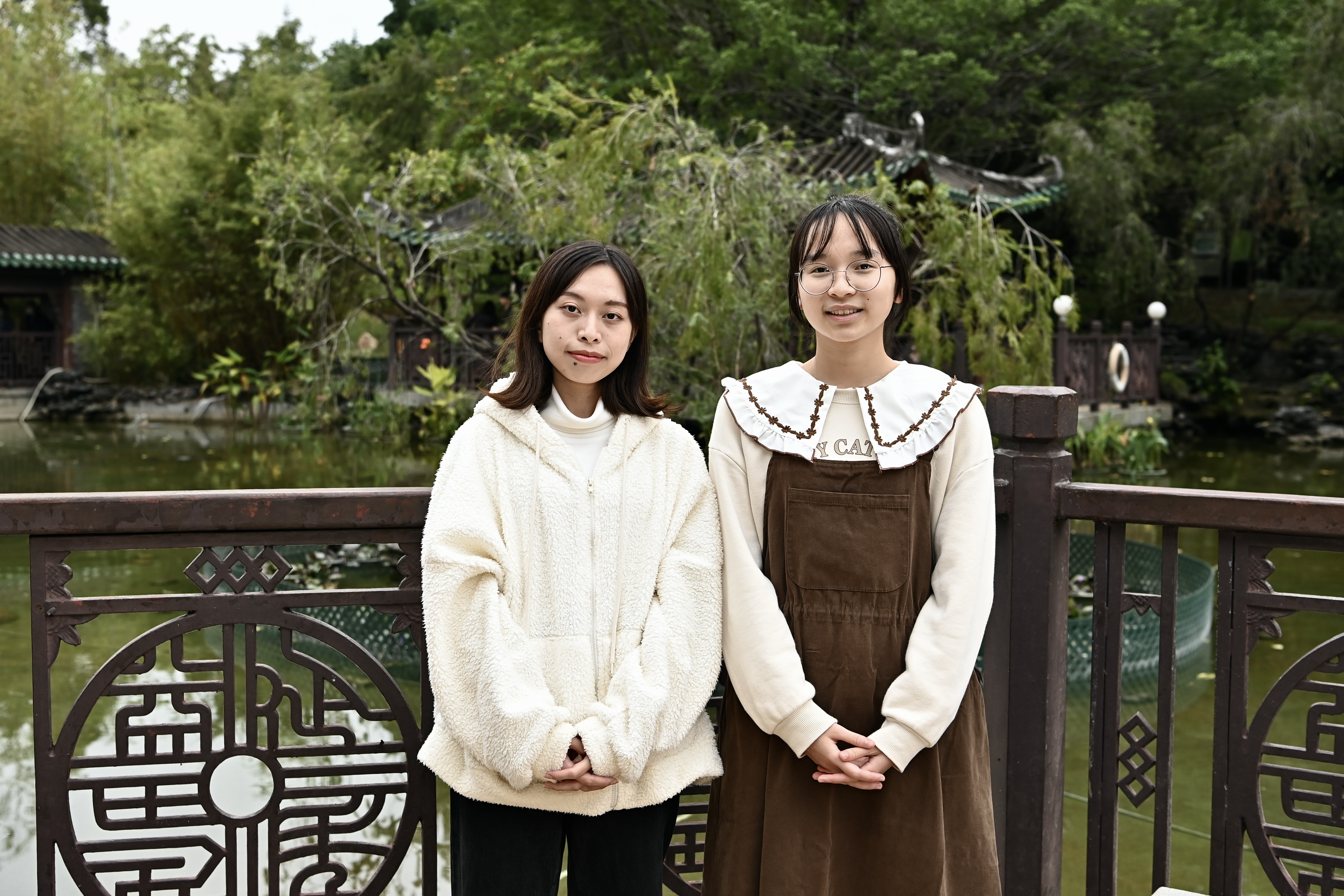 姐姐樂然(左)和妹妹樂樂(右)。(宋碧龍/大紀元)