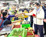 張善政訪視新永和市場   贈春聯福袋