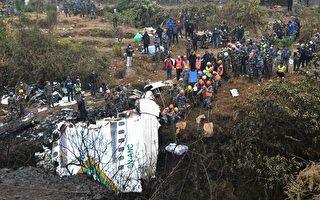 组图：尼泊尔空难 搜寻人员坠机现场检查残骸