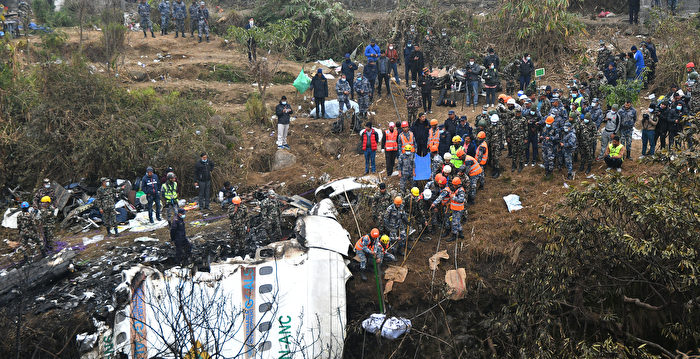 组图：尼泊尔空难 搜寻人员坠机现场检查残骸