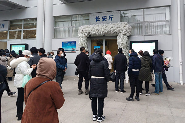 2022年12月28日，上海龙华殡仪馆悼念厅前，民众等待进入。（Allen Wan/Bloomberg via Getty Images △）
