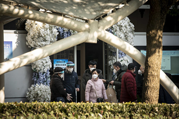2022年12月31日，多位居民站在上海一殡仪馆前。（Qilai Shen/Bloomberg via Getty Images △）