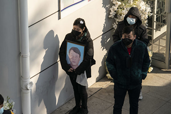 2022年12月31日，上海一殯儀館，一位女生抱著離世親人遺像。（Qilai Shen/Bloomberg via Getty Images △）