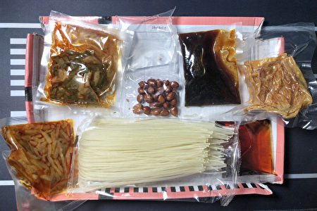 袋裝螺螄粉的內容物，包括干米粉、螺螄湯包、酸筍、腐竹、辣椒油、白醋等。