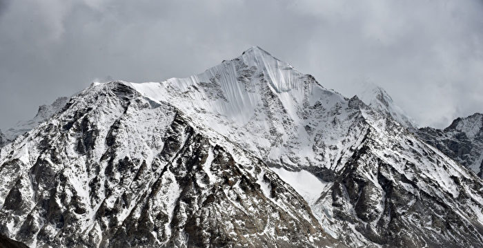 西藏一隧道口雪崩 已致8死 失踪人数不明