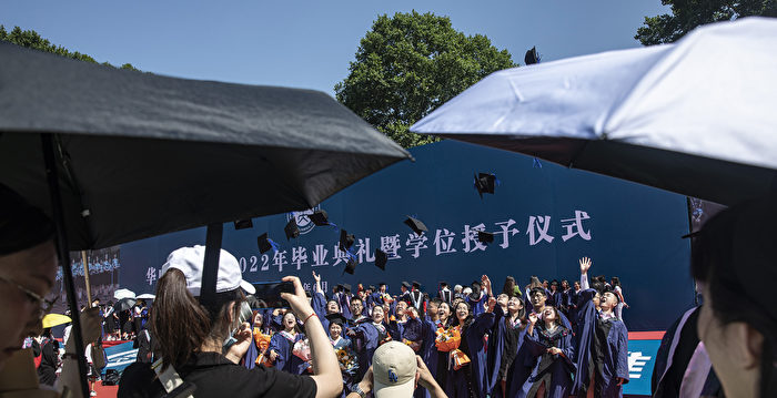中国大学生晒半死不活毕业照 泄何种社会危机