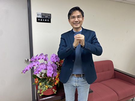 台北市議會新科議員曾獻瑩向大紀元讀者拜年。