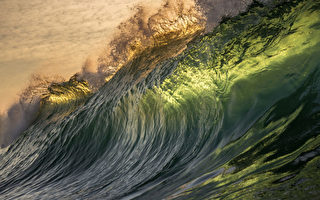 组图：海洋摄影师拍摄令人身心震撼的海浪奇观