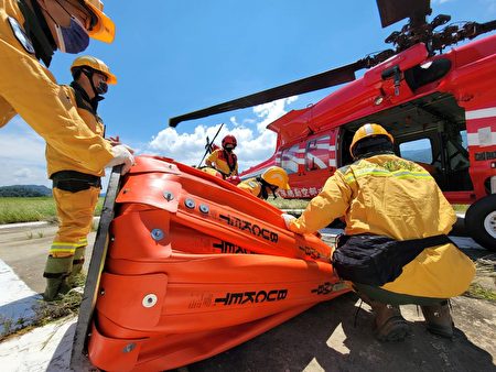  森林護管員組成的國家森林救火隊每年配合空勤總隊直升機進行水袋吊掛訓練，熟練救火技能。
