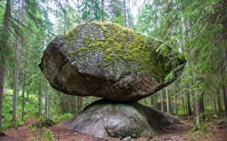 自然奇观 芬兰一“奇石”屹立万年不倒