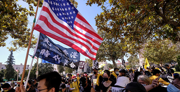 年轻人站出来了 纽约新年游行现香港反送中旗帜