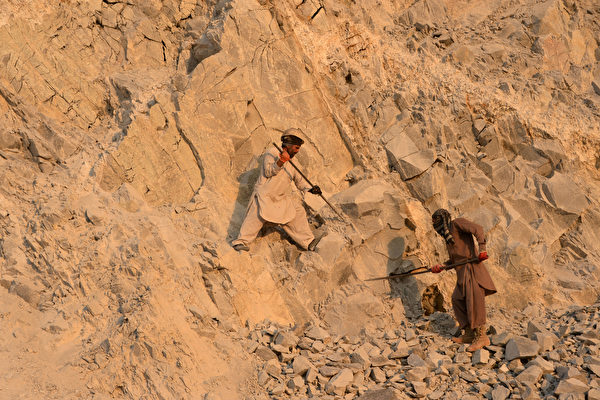 两中国男子涉嫌走私千吨锂矿 在阿富汗被捕