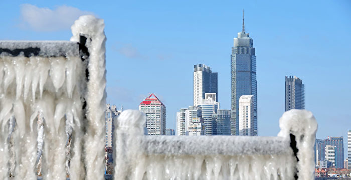 安徽黄山众游客雪中滞留超6小时 小孩被冻哭