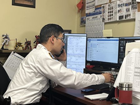 紐約市警局第五分局局長陳韜在辦公室工作。