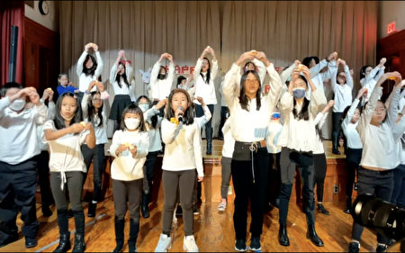 ）2023年1月24日，紐約市曼哈頓第130公立小學學生在市教育總監班克斯視察時，表演紀念非裔社運人士的歌曲《站起來》（Stand Up）。