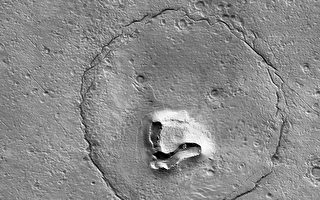 NASA拍到火星表面上奇特地貌 酷似熊臉