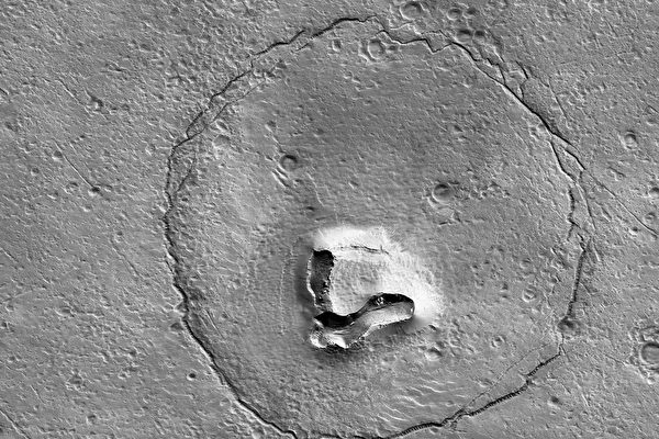 NASA拍到火星表面上奇特地貌 酷似熊臉
