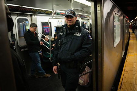 2023年1月27日，紐約市警察在地鐵上巡邏。