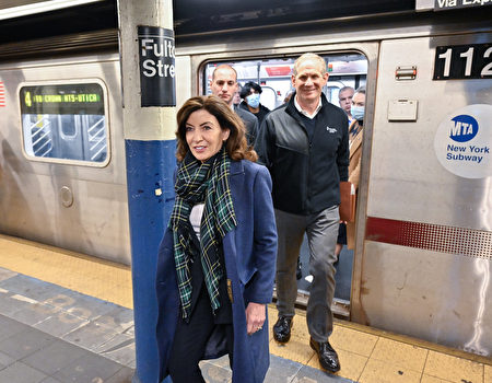 2023年1月27日，紐約州長霍楚與MTA主席利伯搭乘地鐵。