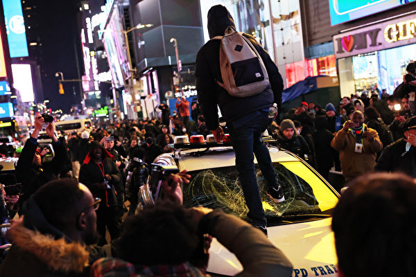 反警示威潮再起 三天四輛紐約警車遭破壞