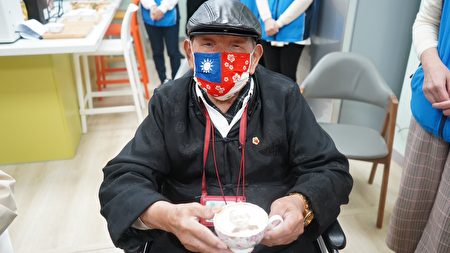 八德榮家104歲彭爺爺看著印有自己人像的奶泡咖啡開心不已。