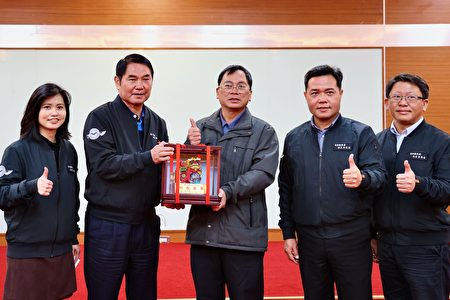县长钟东锦赠“功在苗栗”纪念奖杯 给退休武荣国小校长黄立雄。