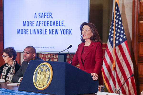 紐約州長提新財年預算案 解決犯罪上升和移民危機