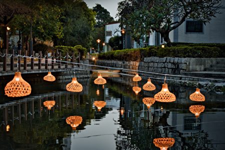高市府觀光局長高閔琳表示，市府延續2022年燈會策劃，再次將鳳山曹公圳水圳步道妝點燈飾，以傳統竹編燈飾裝置在水面上。