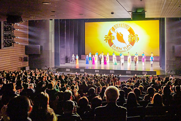 2023年2月2日晚間，神韻世界藝術團在韓國釜山昭香劇場（Sohyang Theatre）上演本年度在韓國的首場演出。（金國煥／大紀元）