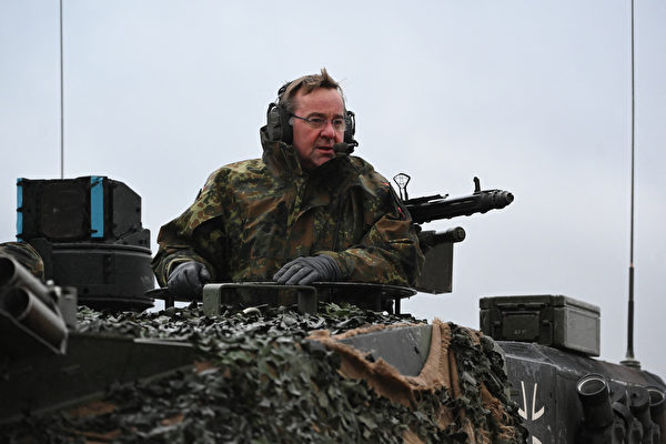 组图：德国国防部长视察豹式坦克部队