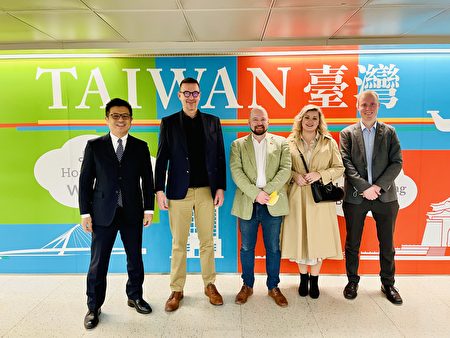 芬兰国会友台小组主席凯尔纳（中）5日到访台湾，由台湾美国事务委员会副秘书长刘拓（左1）接机。