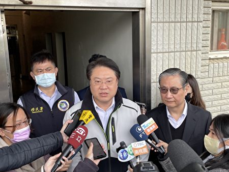 内政部长林右昌及移民署长钟景琨接受媒体联访。