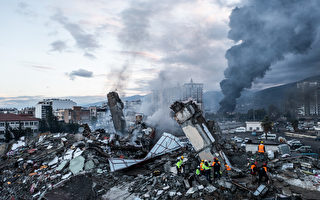 组图：土耳其-叙利亚大地震 码头被毁引大火