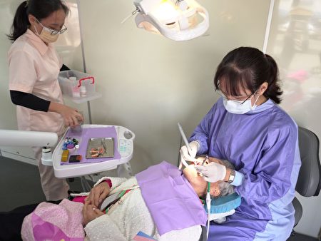 图为在地的尚和牙医诊所萧秀慧医师（如图），为乡亲口牙照护服务的镜头。