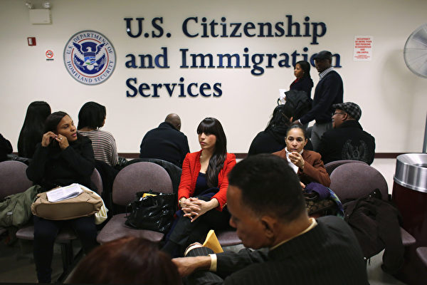 美移民局更新：获庇护后申请绿卡 必须在美实际居住一年