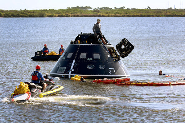 组图：美国宇航局举行登月太空舱回收演练