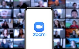 Zoom将裁员1,300人 CEO减薪98%