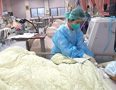 防疫期間北榮桃園分院醫護人員著防疫裝備替洗腎室病友提供安全照護。