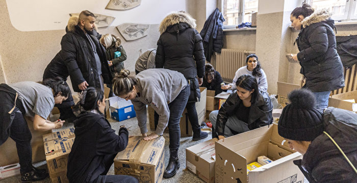 组图：援助土耳其灾民 德国民众捐赠物资