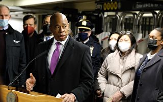 紐約市長亞當斯批評反警進步派政客綁架民主黨