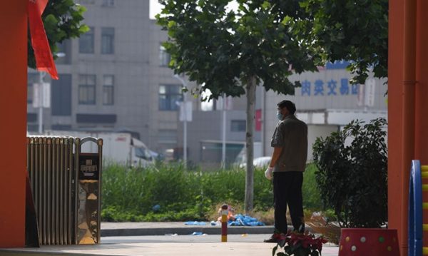 江苏女子停车 保安称不是中央干部不能停