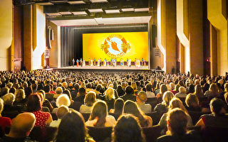 神韻圖森三場爆滿落幕 觀眾購買大法書籍