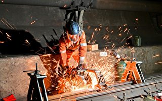 组图：英法海底隧道 工人彻夜维修