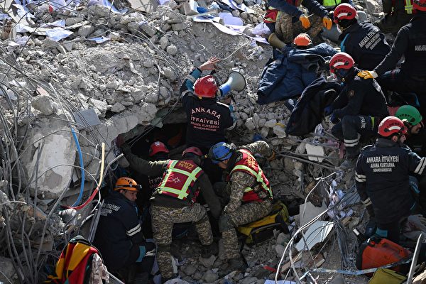 土耳其地震救援隊： 廢墟下仍能聽到聲音